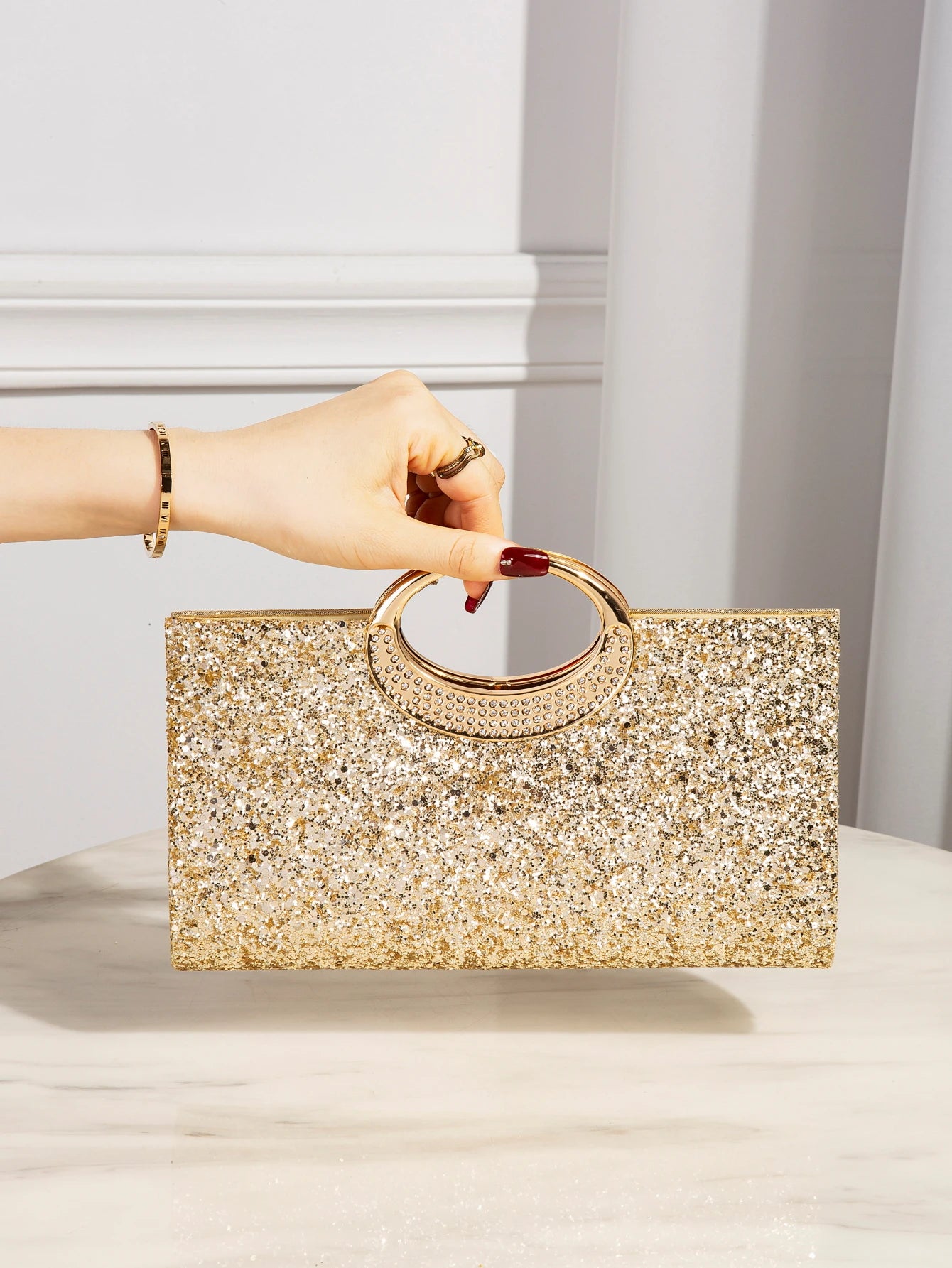 Shiny, luxurious, beautiful, elegant handbag, exquisite and fashionable chain evening bag, suitable as a gift.