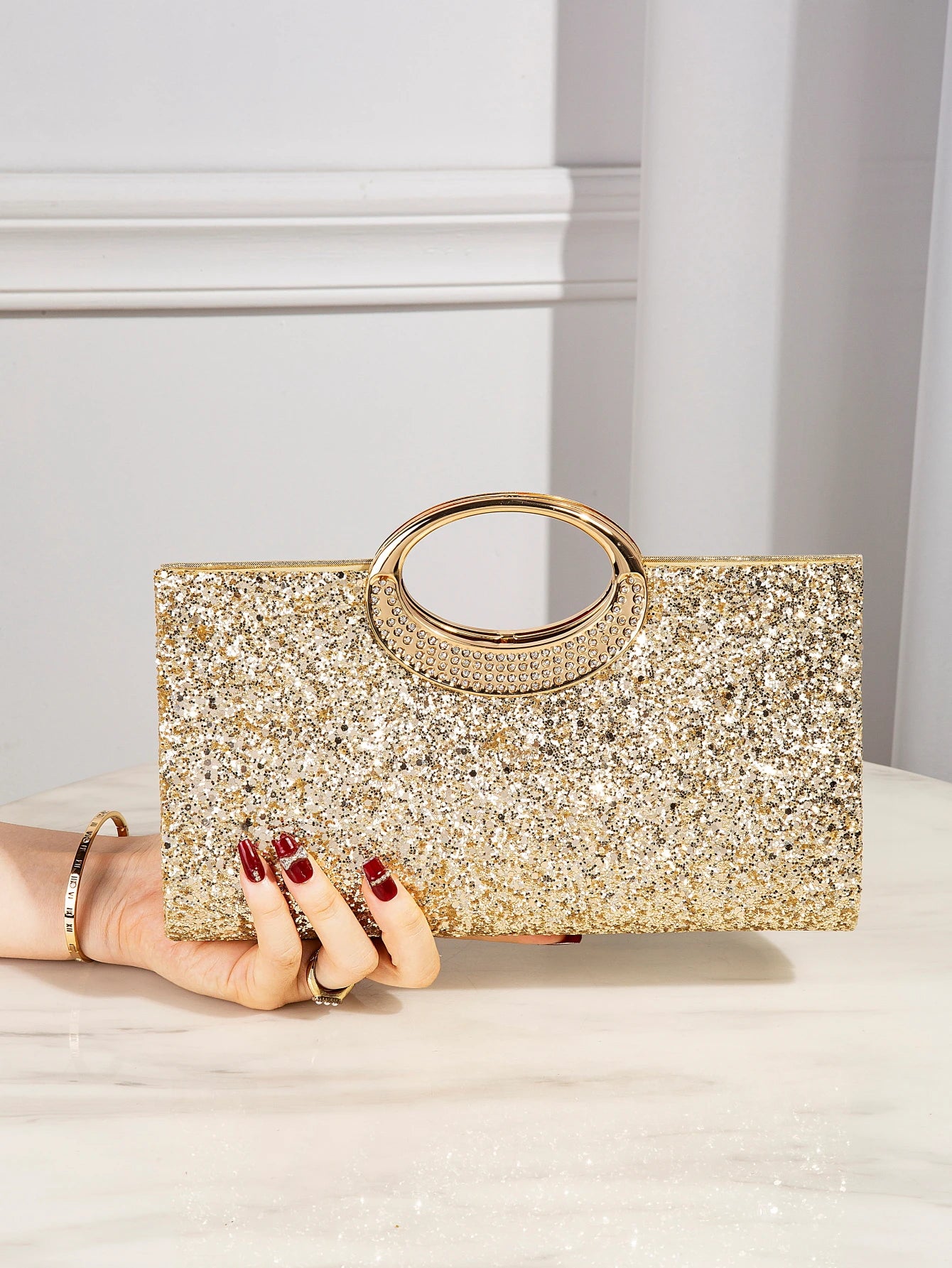 Shiny, luxurious, beautiful, elegant handbag, exquisite and fashionable chain evening bag, suitable as a gift.