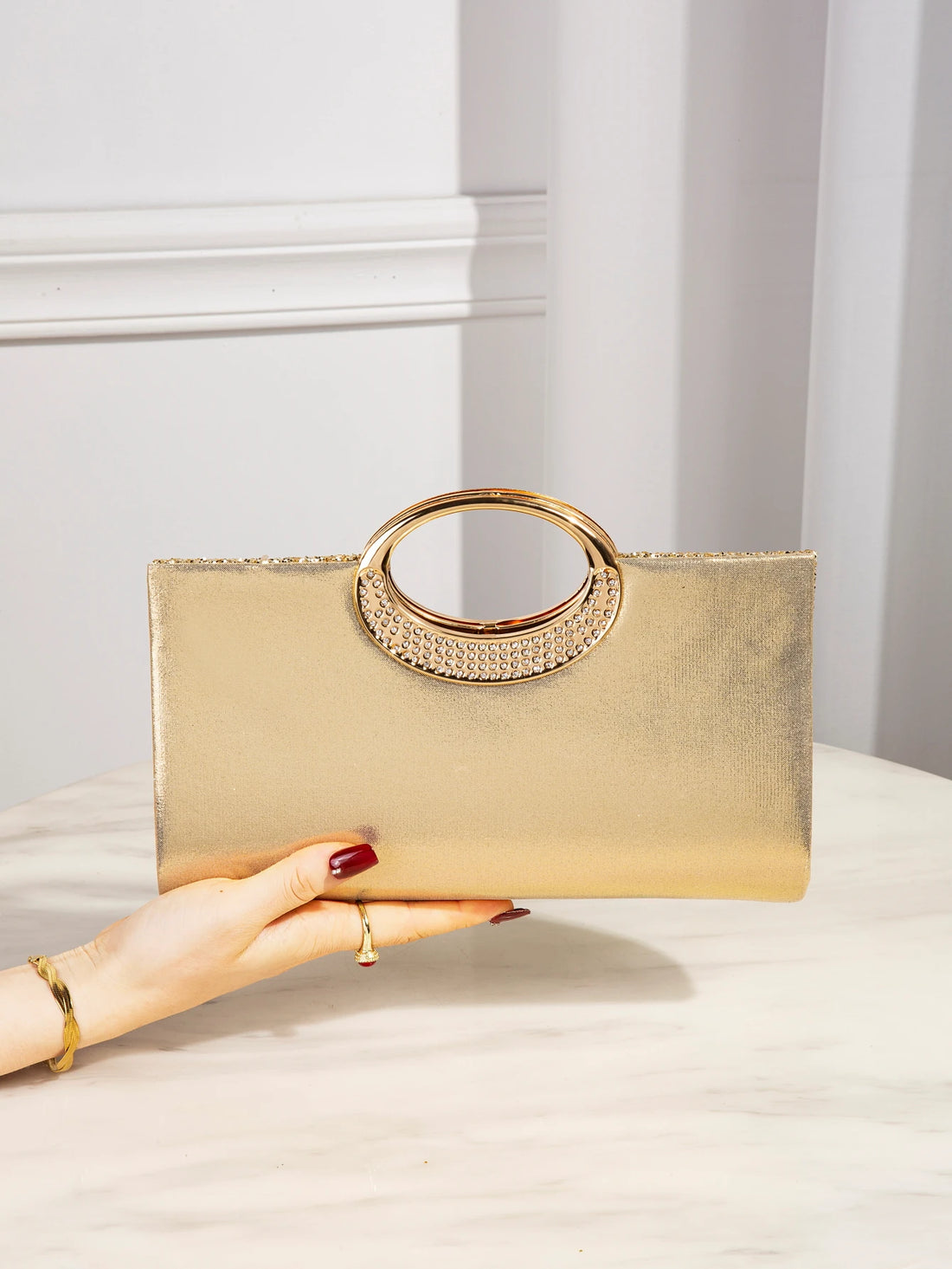 Shiny, luxurious, beautiful, elegant handbag, exquisite and fashionable chain evening bag, suitable as a gift.